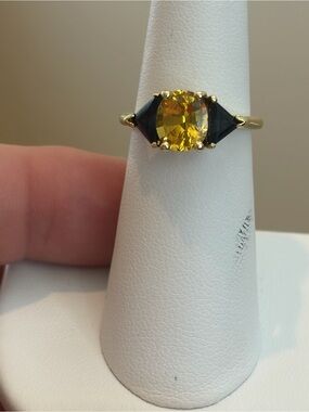 18kGold Ring with Yellow sapphire Center Stone and blue sapphire Side Stones